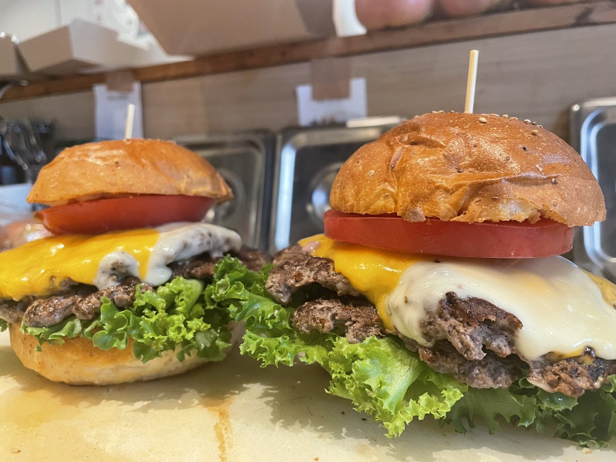 CHILLAXBURGER's tweet photo. 今日も元気にオープンしました😆

食べ応えあるバーガーはいかがですか？🍔

ランチ 11:00〜15:00(LO14:30)  
ディナー 17:00〜21:00(LO20:30)
※パティが切れ次第閉店する場合がございます。  

#バーガー #ハンバーガー #池袋ラ���チ #池袋 #サンシャイン池袋 #池袋アニメイト https://t.co/yPVBzeIzVp