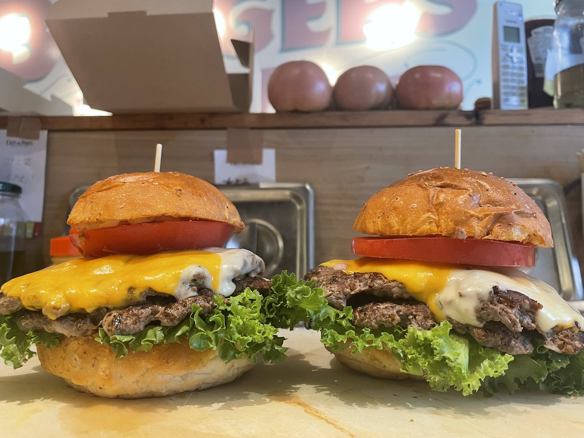CHILLAXBURGER's tweet photo. 今日も元気にオープンしました😆

食べ応えあるバーガーはいかがですか？🍔

ランチ 11:00〜15:00(LO14:30)  
ディナー 17:00〜21:00(LO20:30)
※パティが切れ次第閉店する場合がございます。  

#バーガー #ハンバーガー #池袋ラ���チ #池袋 #サンシャイン池袋 #池袋アニメイト https://t.co/yPVBzeIzVp