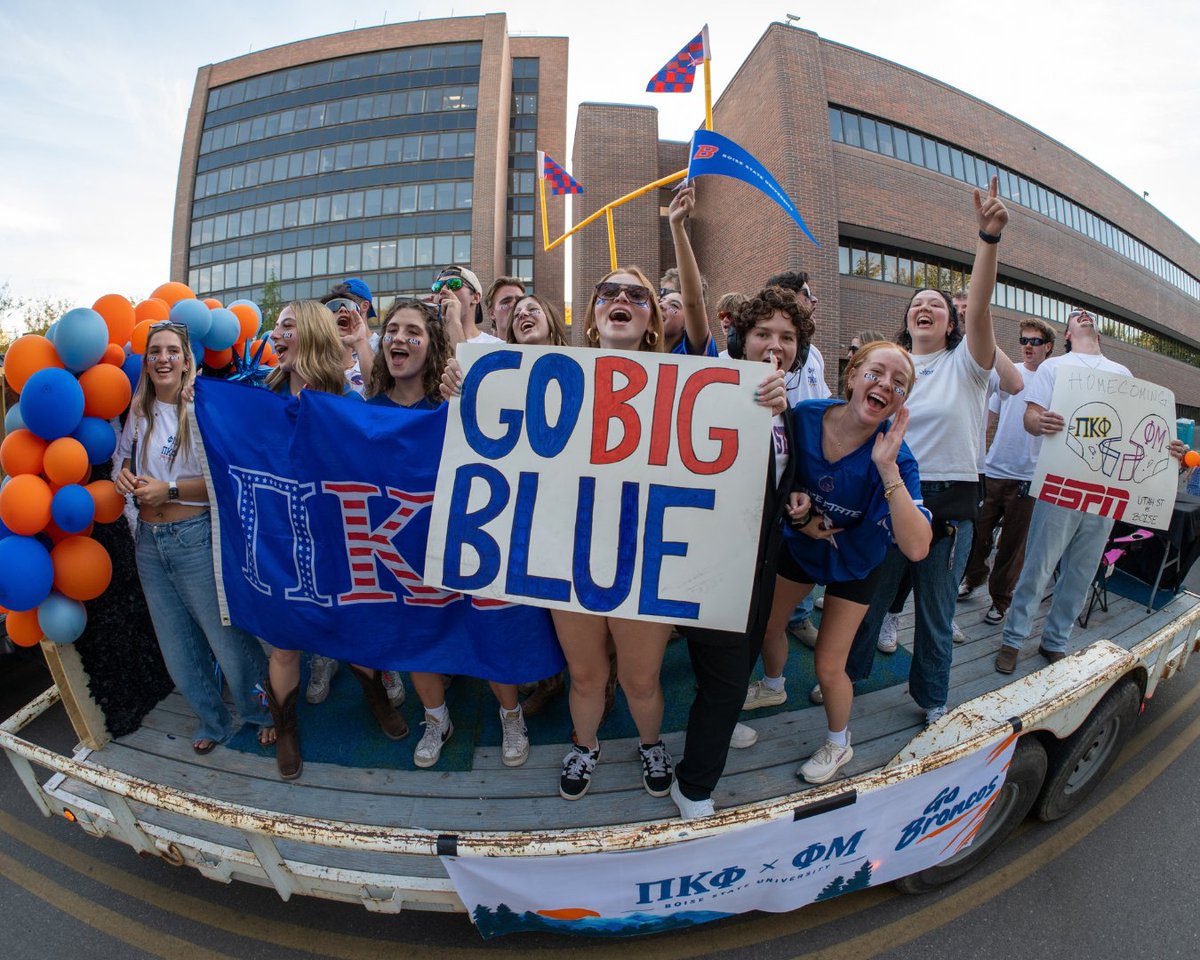 BoiseState's tweet photo. Welcome home, Broncos 💙🧡

#BoiseState #BroncosHome https://t.co/or8u5a1xKk