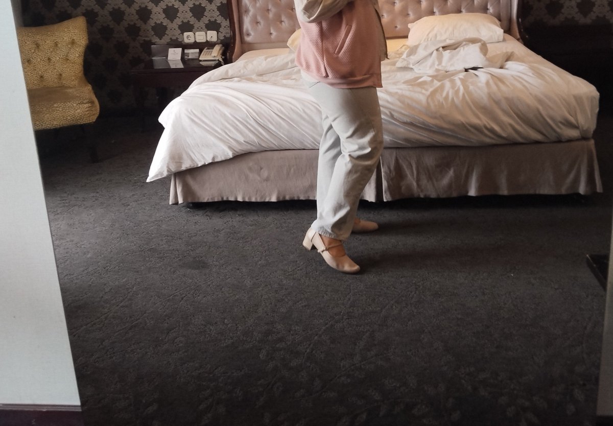 sweetbasbusha's tweet photo. Lagi di era suka banget sama badan sendiri 😄. Aku udah cocok banget dengan BB sekarang, kalaupun mau turun cuma 5 kg aja. Ga suka langsing. Kek merasa mantep aja gitu wkwk. https://t.co/bqb8MDLCob