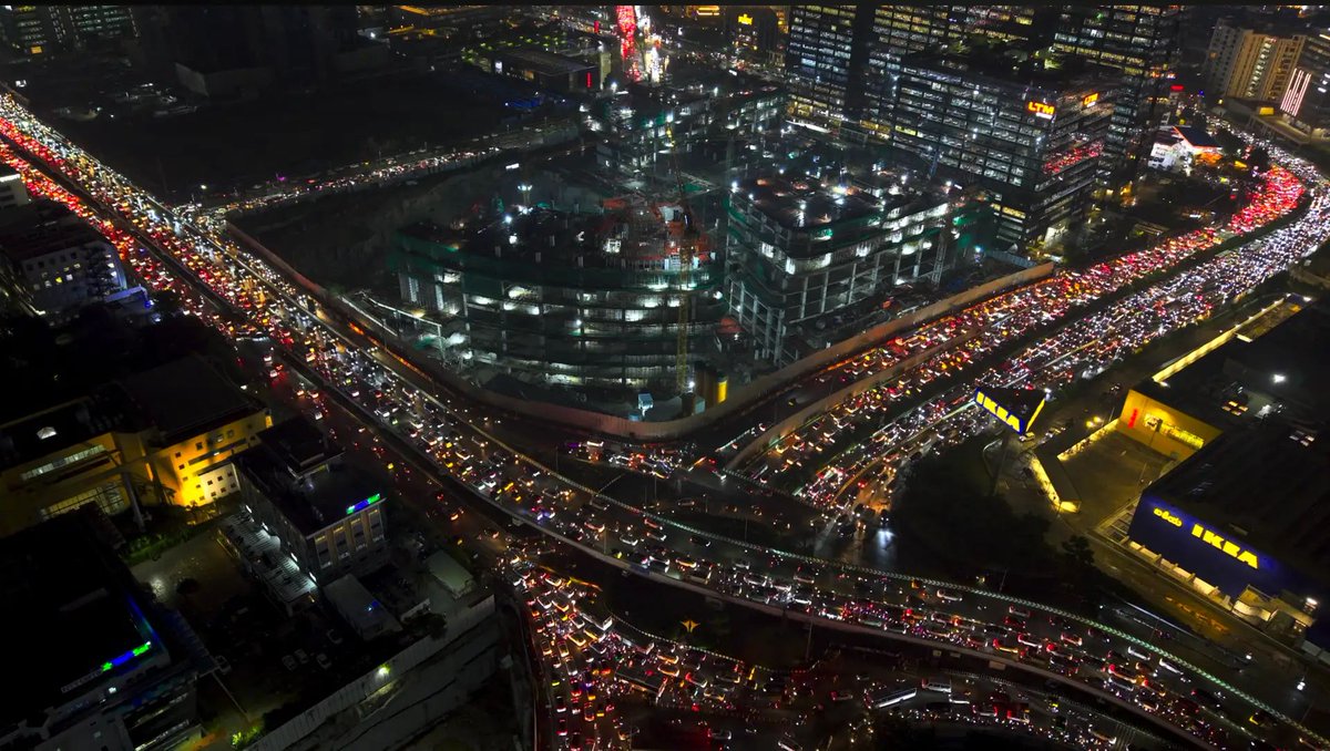 IndianTechGuide's tweet photo. 🚨 Hyderabad traffic is getting worse day by day. https://t.co/lvErb268xY
