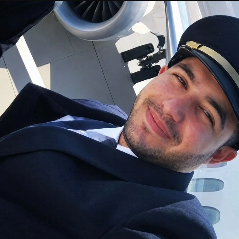 Eyaaaad's tweet photo. جميع ما نعرفه حتى الآن عن الطيار العُماني في رحلة فلاي دبي من مصادر إخبارية متعددة (عالمية وعربية):

- اسمه همّام الهمّامي
- عمره 29 عام
- مولود في الإمارات
- والده عُماني ووالدته سورية
- عاش سنوات من حياته في الإمارات
- عاش معظم حياته خارج عُمان
- تأثر بأفكار متطرفة ثم انتقل إلى الإمارات
- عمل في الطيران العُماني 7 سنوات وغادرهم في فبراير 2025
- انضم للخطوط المغربية في يونيو 2025 وغادرها في يناير 2026
- عمل في فلاي دبي 8 أشهر فقط
- رصدت جهة رقابية حكومية عُمانية أنه يدخل مواقع إلكترونية متطرفة فمُنع من الطيران باعتباره خطراً أمنياً
- عثروا معه على مواد متطرفة عام 2024 أثناء التدريب
- غادر عُمان بعد المنع وتقدم لوظيفة في الإمارات ووظّفته فلاي دبي من دون التحقق من خلفيته مع الحكومة العُمانية