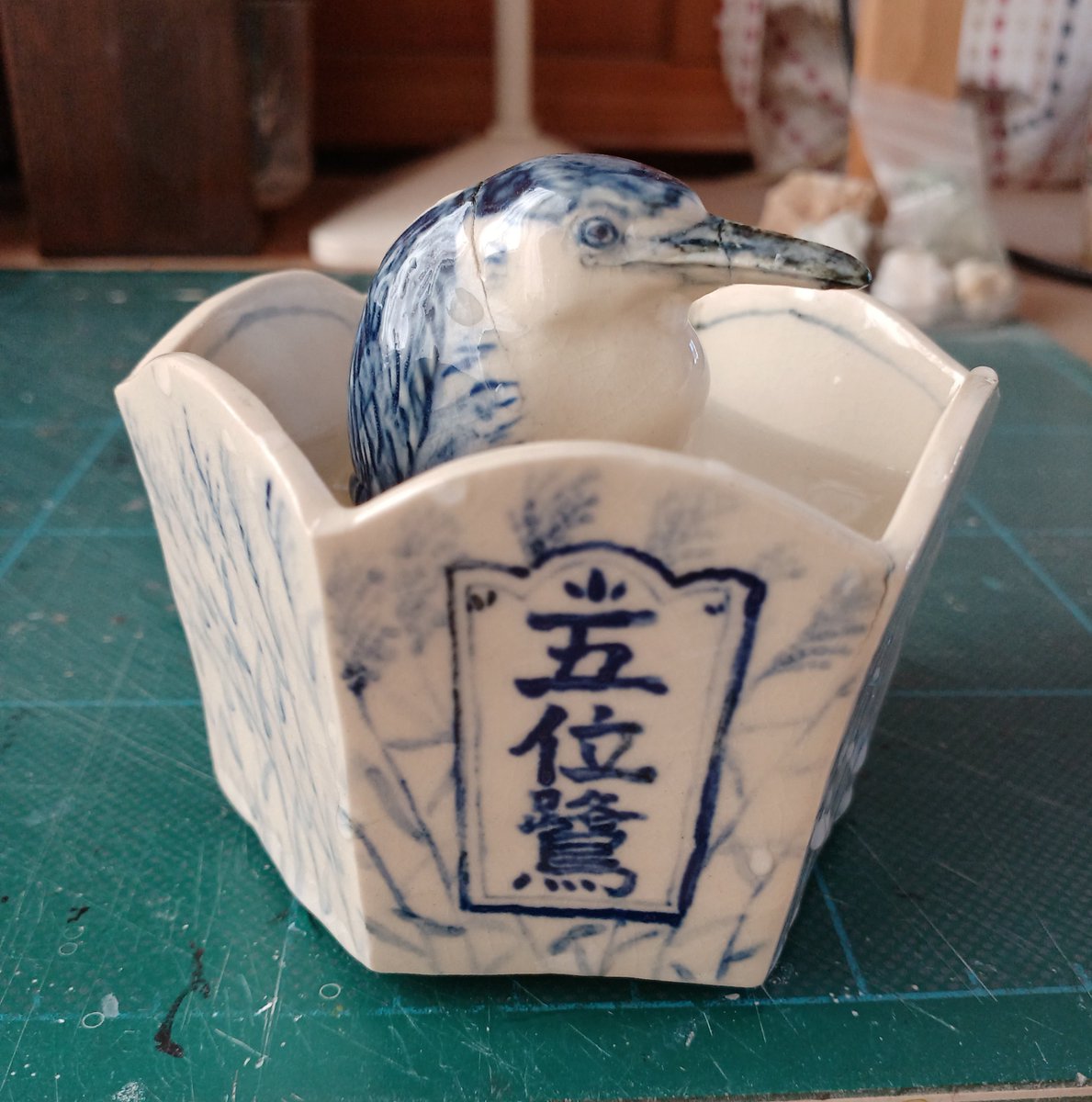 yatou36's tweet photo. ゴイサギの役に立たない器
色付け難しくて薄くなってしまったし割れまくっている
デザイ���は気に入っているのでいつかリベンジしよう https://t.co/KhlbwZFTeD
