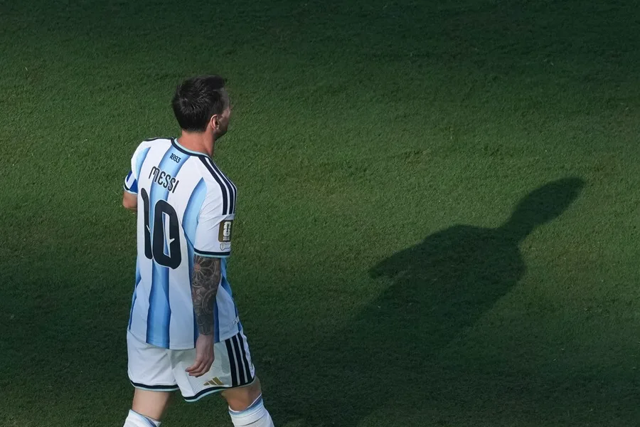 TouchlineX's tweet photo. 🚨 𝗡𝗘𝗪: Messi's farewell match with Argentina is expected to pack a HUGE crowd.

85,000 fans will be watching him deliver magic for the last time with Argentina, an attendance higher than the one in the 2026 Super Bowl. https://t.co/QCQy53RavK