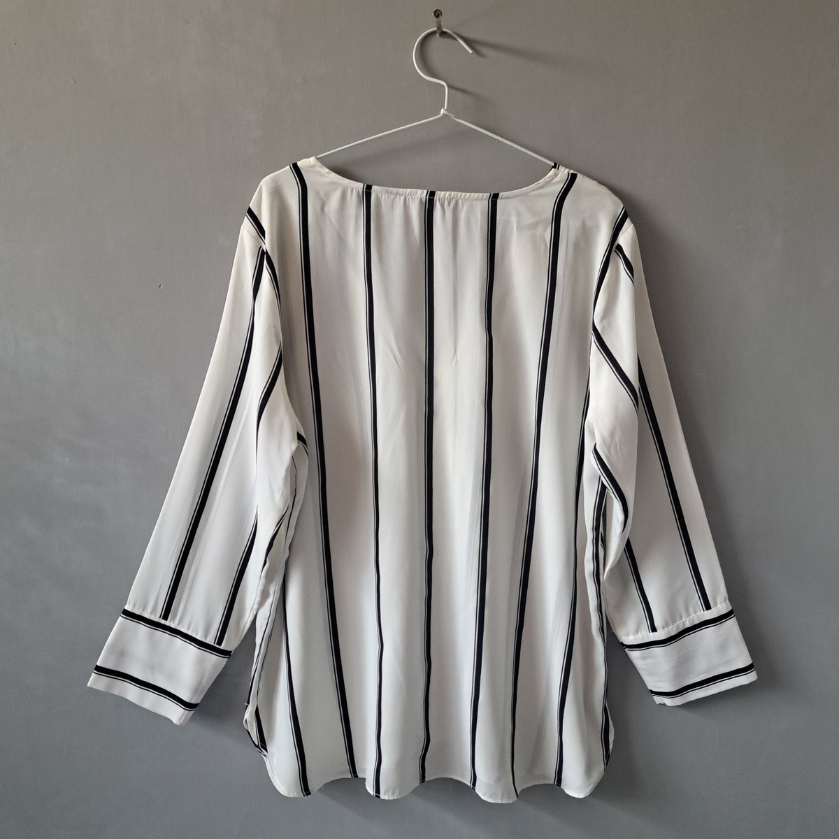 chillaxbliss's tweet photo. #preloved #blouse #oversize Rp30.000
Blouse Oversize Motif Striped Hitam Putih
- Kondisi baik, tidak pudar, jahitan kokoh

NB: tidak termasuk ongkir (Wahana/JNE), belum punya toko oren, jika berminat bisa DM/reply untuk detailnya😊 https://t.co/ep4ZdqXzYf