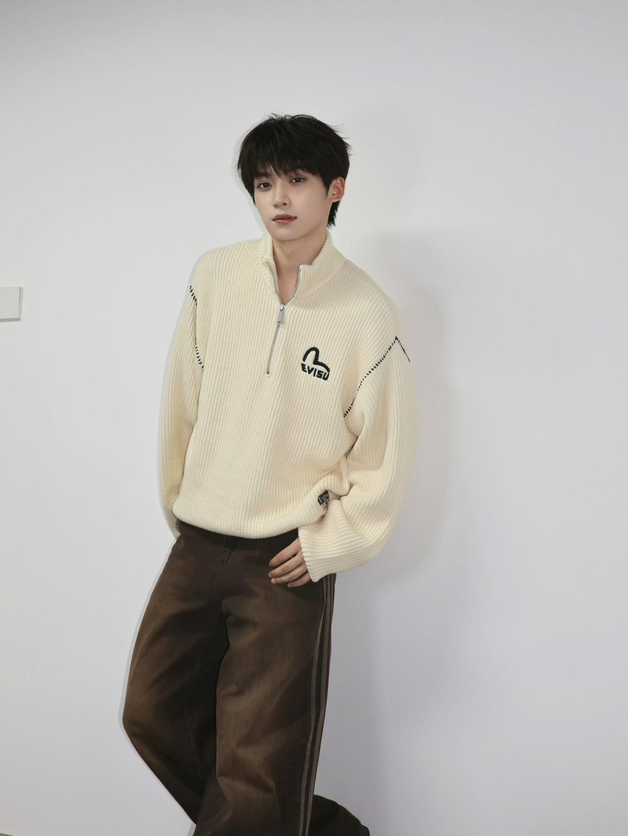iampk_z's tweet photo. [261003] ZiYu Studio Weibo Update

The temperature is dropping! Friends who are going out to play need to dress warm and cozy just like Little Fish~

#ZiYu #梓渝 https://t.co/GyyZF52GaM