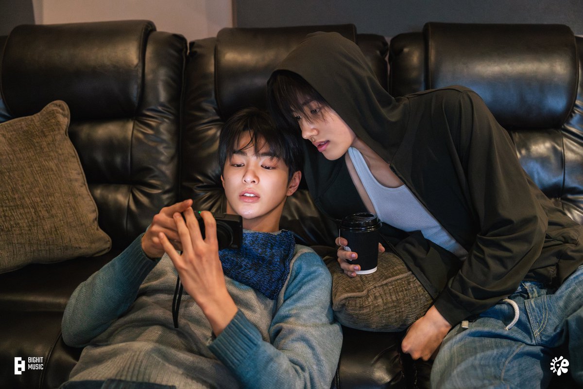 8ill2y4's tweet photo. 엄마 나 가죽쇼파가 될래요 https://t.co/Fk8bob7c7C