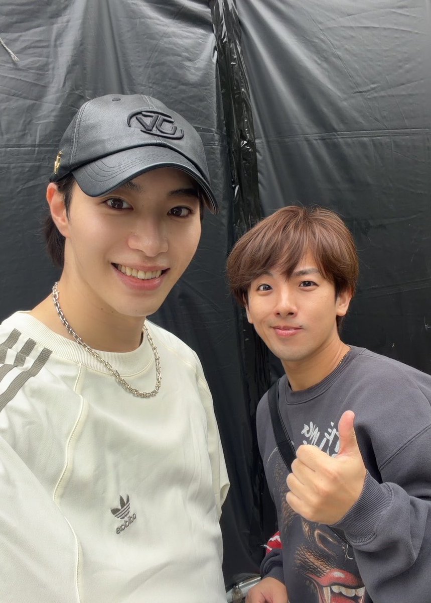 akihiro_yokogi's tweet photo. 先日の話
⁡
撮影終わりの帰宅中、
野外フェスのリハーサルがズンチャッチャー・ズンチャッチャーと聴こえてくる🎶
⁡
思わず、メロディーにのせて、スキップしながら帰っていると、聴き馴染みのある声が。
⁡
『まさかなぁ…でもなぁ、、、🤔
いやっ‼️やっぱりそうやッ‼️』って、
近づくと、やっぱり まさきでした✌️
⁡
会うなり、すかさずハイタッチ🙌
⁡
『武道館公演、お疲れ様🧅🎤』
『救命病棟24時出演決定、おめでとう🩺🎥』
⁡
互いにステージ上げてるなぁ‼️
まだまだやりたいエンタメやろぉでぇ‼️🤝
⁡
武道館に立っとる姿、観たかったけど、互いにえぇ仕事させてもらって観に行けなかった事、誇らしく思う( ｰ̀֊ｰ́ )b✨
⁡
まだまだ楽しもう‼️
Rubyのみ〜なさんに感謝✨横木やのみ〜んなに感謝✨
⁡
#SHOW_WA
#塩田将己
#横木章弘
#武道館おめでとう
#救命病棟24時