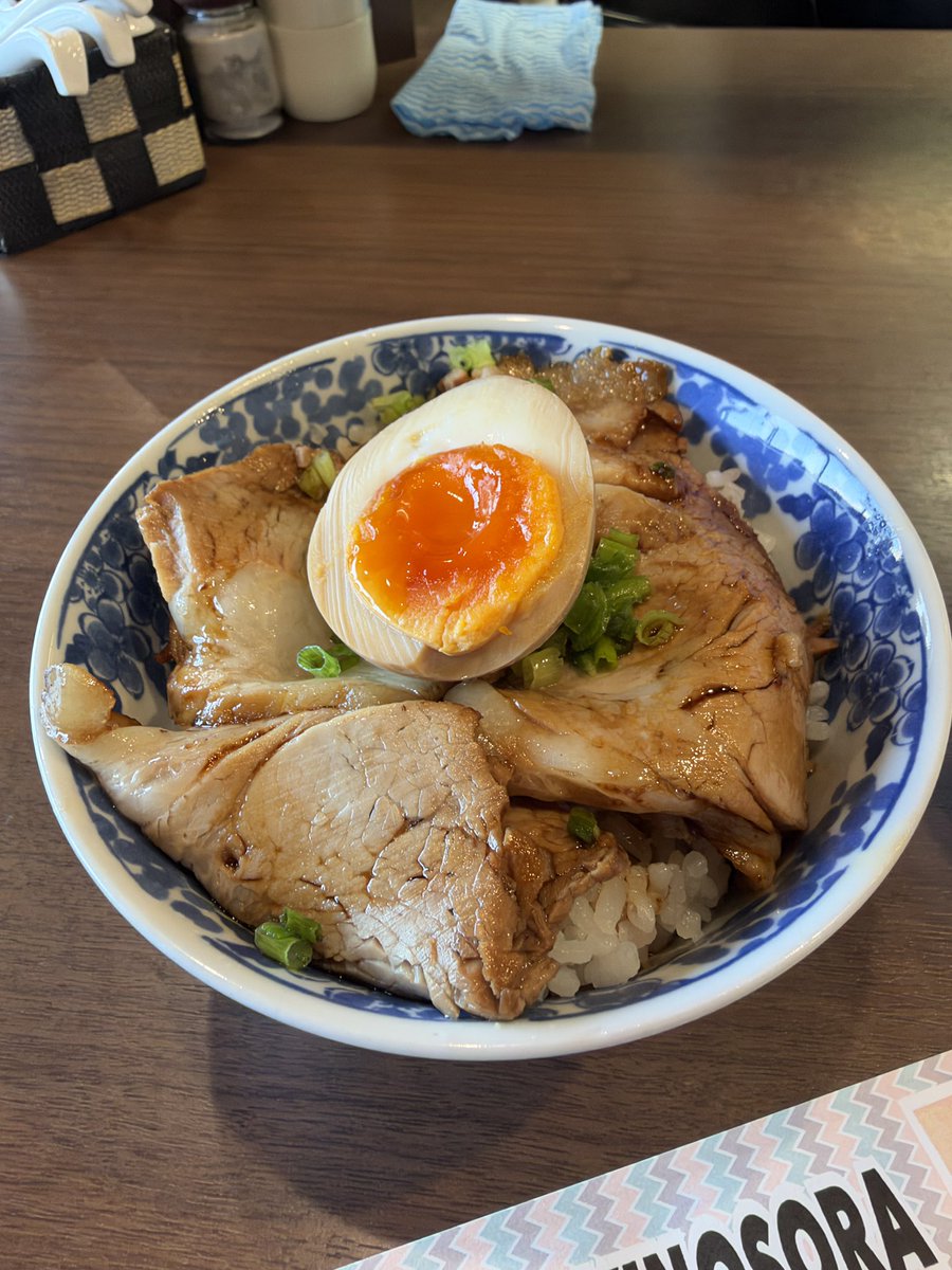 0801kura's tweet photo. 久しぶりに麺屋あきのそらさんへ
限定、北海道と北のみ��
チャーシュー丼
いただきました！
とても美味しかった😋
冬の間は提供してもらえるかな？
また食べたいです♪
ごちそうさまでした🙏 https://t.co/cxokd77zJG