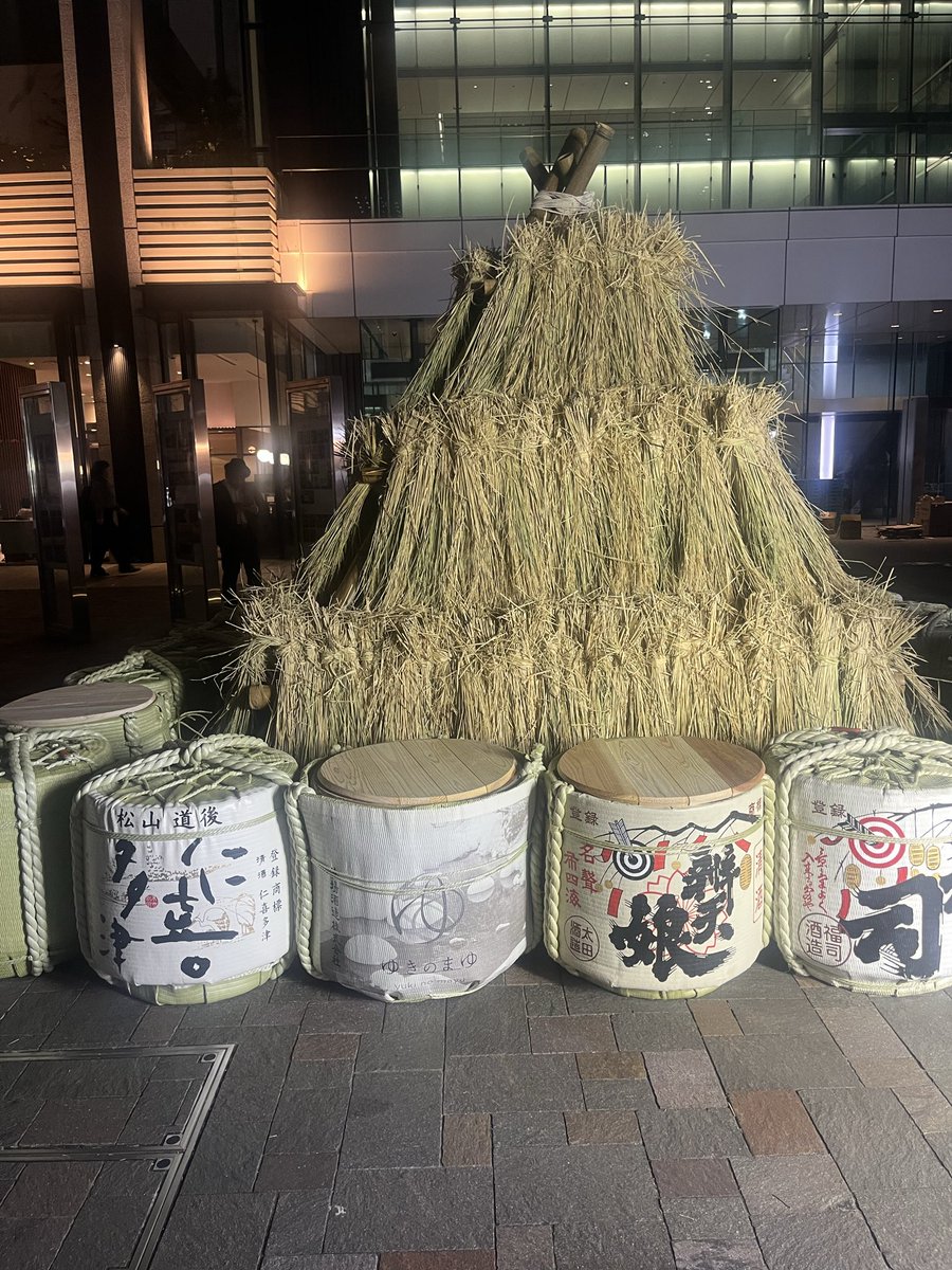 Jimo_fes's tweet photo. 『若手の夜明け 2026』
全国からたくさんの酒蔵が大手町に集まります🍶
平日夜にとても賑わってました😊
地元フェスも目指したいです！
10/4まで開催されています✨

@sakejump 

#若手の夜明け 
#日本酒 https://t.co/aogAmsHMrm