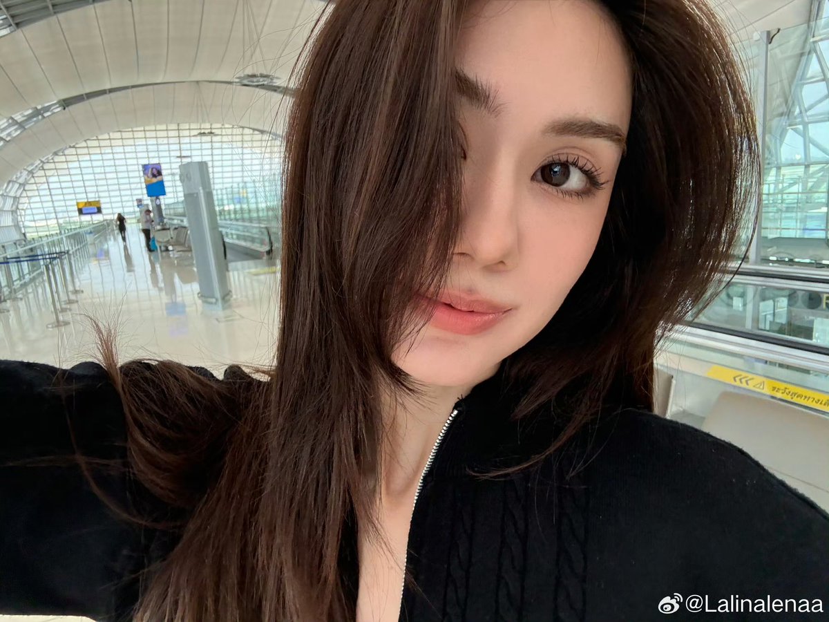 LenaMiu25_phofc's tweet photo. Lena Lalina Weibo update 03/10/2569 (2026) 

马上要登机啦，拜拜泰国 ✈️🇫🇷🥐
#LenaLalina[超话]# ​​​

#CHANELSS27xLenaMiu
#LalinaLena #MiuNatsha
#CHANELSpringSummer
#CHANEL #PFW
@lena__lorena
@CHANEL https://t.co/m24c69tIwM