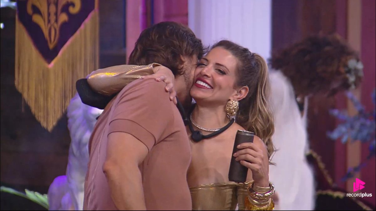 centralreality's tweet photo. Renata e Daniel seguem se beijando.

Renata: "Seu cafuné é uma delícia!" #AFazenda https://t.co/h07iSGqGCs