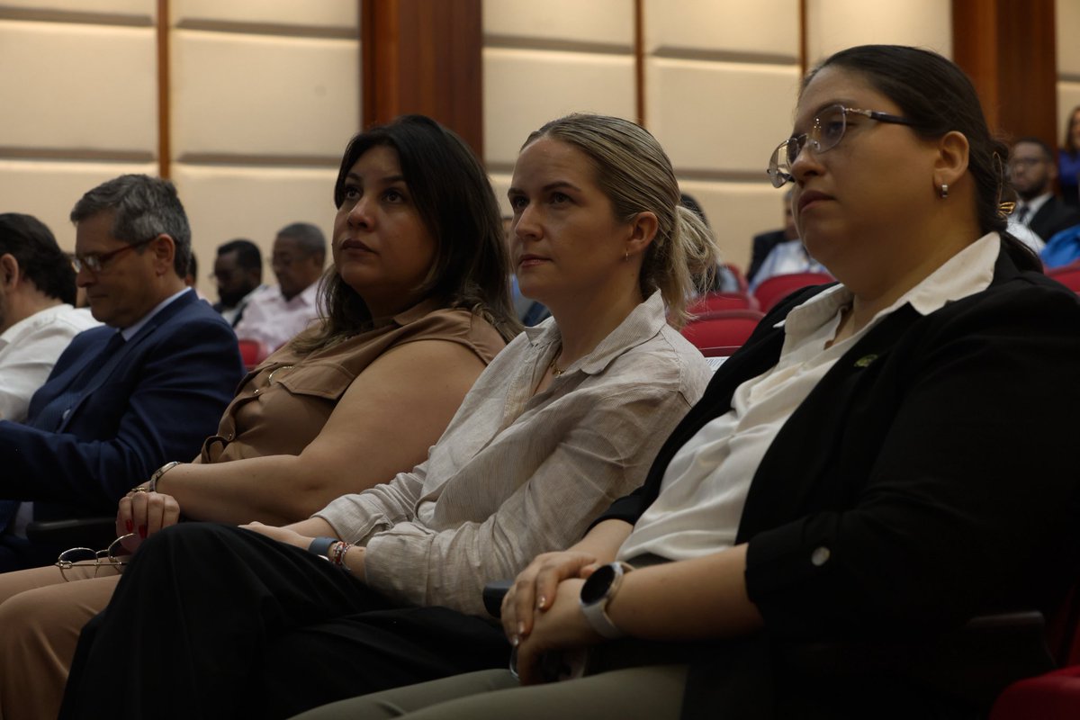 OLACDEORG's tweet photo. 🎓⚡ La academia también es protagonista de la transición energética de América Latina y el Caribe.

En Santo Domingo realizamos la segunda edición de “Conectando Mentes, Energizando el Futuro”, un espacio de diálogo que reunió a universidades, investigadores, autoridades y especialistas para abordar temas como transición energética justa, pobreza energética, resiliencia, eficiencia energética, digitalización e inteligencia artificial.

Durante la apertura, @AndresReboll, Secretario Ejecutivo de OLACDE, destacó el trabajo que impulsa la Organización para fortalecer la cooperación con universidades y centros de investigación, acercando el conocimiento académico a los desafíos reales del sector energético regional.

🤝 Seguimos conectando academia, conocimiento e innovación para construir el futuro energético de nuestra región.

#OLACDE #SemanaDeLaEnergía #Energía #Academia #TransiciónEnergética @PUCMM @UNPHURD @energiayminasrd