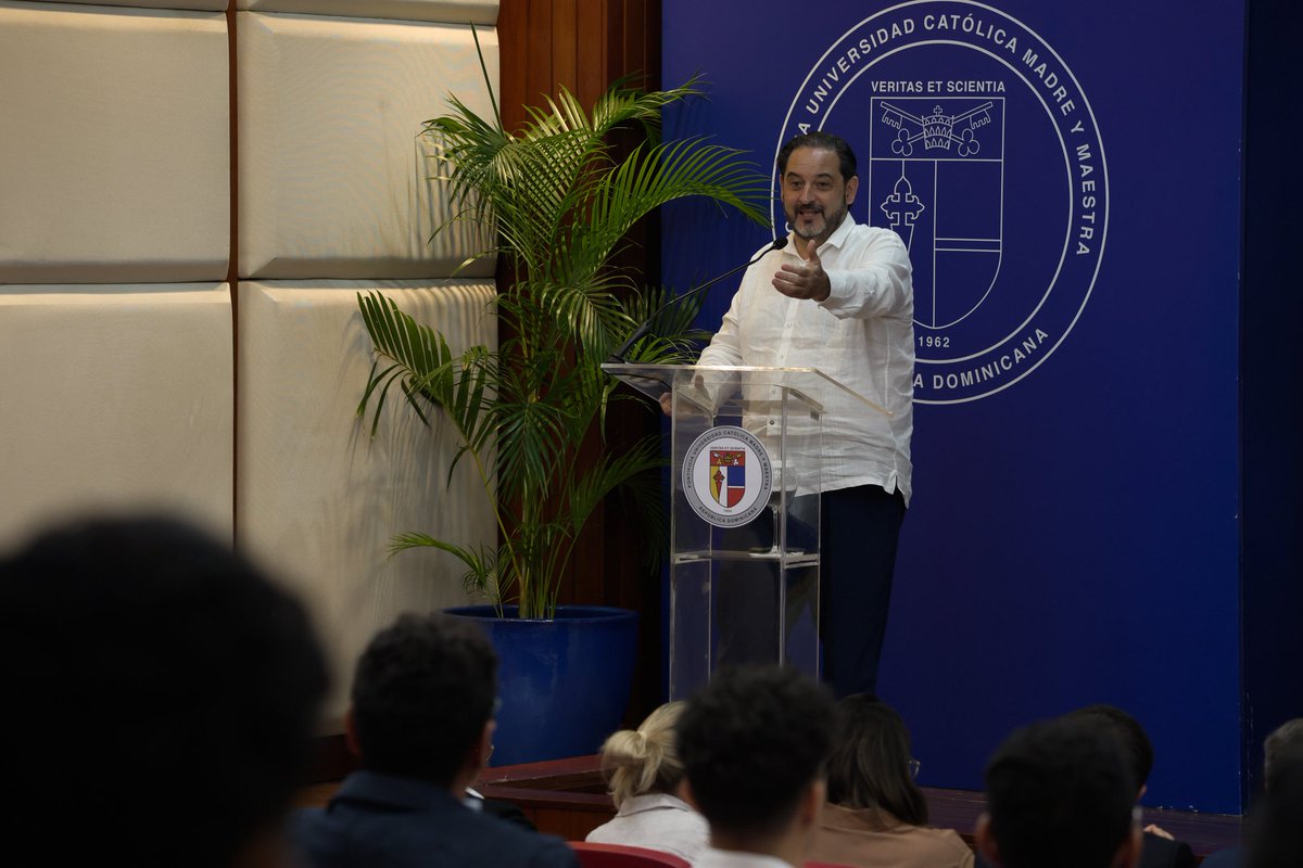 OLACDEORG's tweet photo. 🎓⚡ La academia también es protagonista de la transición energética de América Latina y el Caribe.

En Santo Domingo realizamos la segunda edición de “Conectando Mentes, Energizando el Futuro”, un espacio de diálogo que reunió a universidades, investigadores, autoridades y especialistas para abordar temas como transición energética justa, pobreza energética, resiliencia, eficiencia energética, digitalización e inteligencia artificial.

Durante la apertura, @AndresReboll, Secretario Ejecutivo de OLACDE, destacó el trabajo que impulsa la Organización para fortalecer la cooperación con universidades y centros de investigación, acercando el conocimiento académico a los desafíos reales del sector energético regional.

🤝 Seguimos conectando academia, conocimiento e innovación para construir el futuro energético de nuestra región.

#OLACDE #SemanaDeLaEnergía #Energía #Academia #TransiciónEnergética @PUCMM @UNPHURD @energiayminasrd