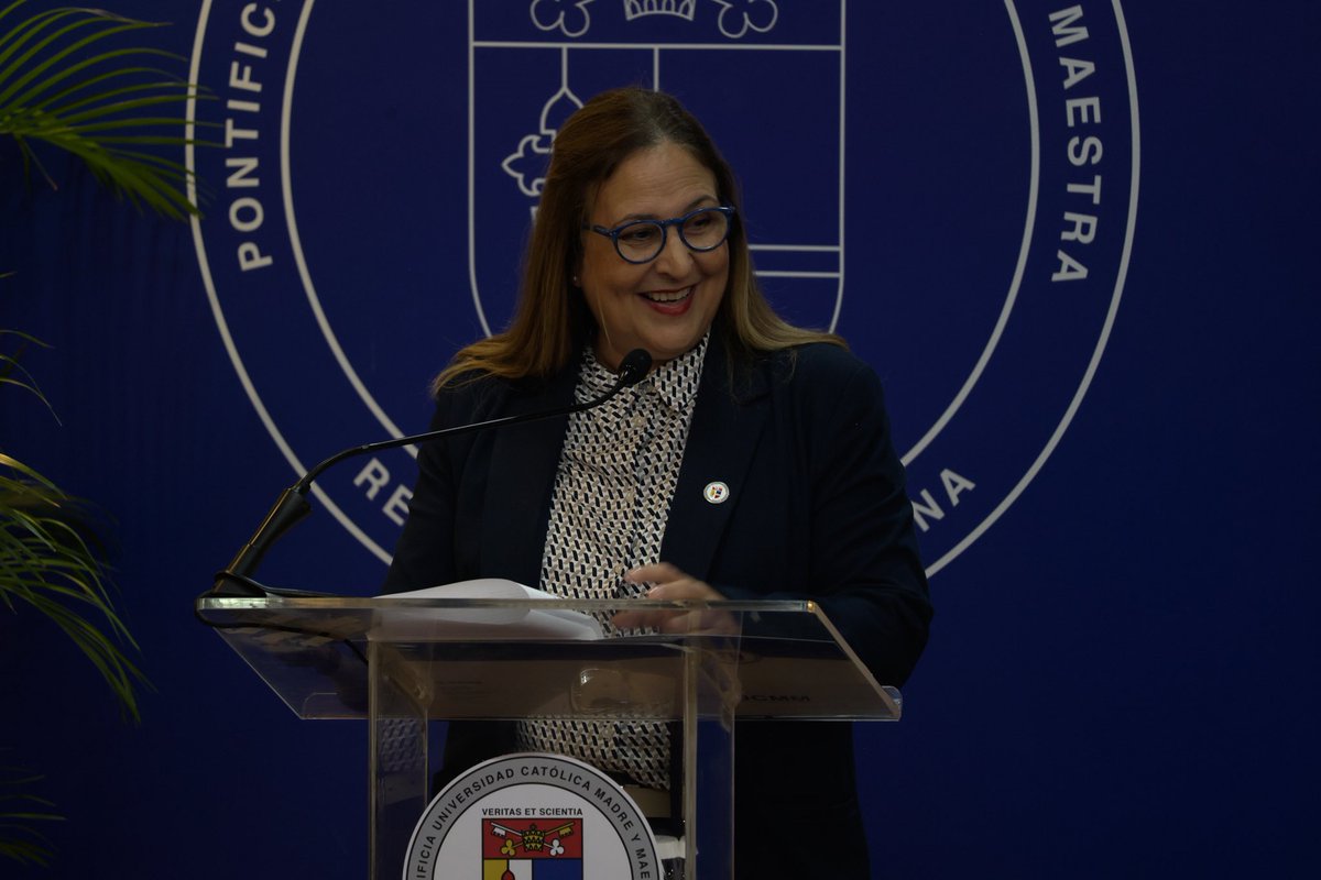 OLACDEORG's tweet photo. 🎓⚡ La academia también es protagonista de la transición energética de América Latina y el Caribe.

En Santo Domingo realizamos la segunda edición de “Conectando Mentes, Energizando el Futuro”, un espacio de diálogo que reunió a universidades, investigadores, autoridades y especialistas para abordar temas como transición energética justa, pobreza energética, resiliencia, eficiencia energética, digitalización e inteligencia artificial.

Durante la apertura, @AndresReboll, Secretario Ejecutivo de OLACDE, destacó el trabajo que impulsa la Organización para fortalecer la cooperación con universidades y centros de investigación, acercando el conocimiento académico a los desafíos reales del sector energético regional.

🤝 Seguimos conectando academia, conocimiento e innovación para construir el futuro energético de nuestra región.

#OLACDE #SemanaDeLaEnergía #Energía #Academia #TransiciónEnergética @PUCMM @UNPHURD @energiayminasrd