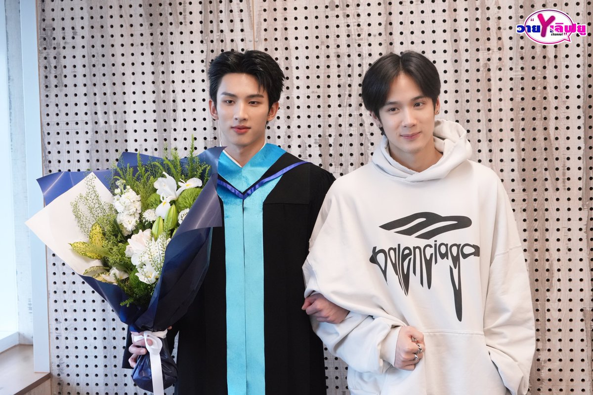 Yloveyouchannel's tweet photo. ขอแสดงความยินดีกับบัณฑิตใหม่ “เซิร์ฟ พชร” สำเร็จการศึกษาปริญญาตรี หลักสูตรบริหารธุรกิจบัณฑิต สาขาวิชาการตลาด (หลักสูตรนานาชาติ) หรือ Mahidol University International College (MUIC) ประจำปี 2568 มหาวิทยาลัยมหิดล โดยมีครอบครัว และหนุ่มสุดซี้อย่าง “จาว่า พบธรรม” รวมทั้งเหล่าแฟนคลับมาร่วมแสดงความยินดีอย่างอบอุ่น โดย “เซิร์ฟ” จะเข้ารับพิธีพระราชทานปริญญาบัตร ในวันที่ 6 ตุลาคม 2569 ณ มหาวิทยาลัยมหิดล วิทยาเขตศาลายา

#GraduationOfSurf
#swensurf
#GMMTV