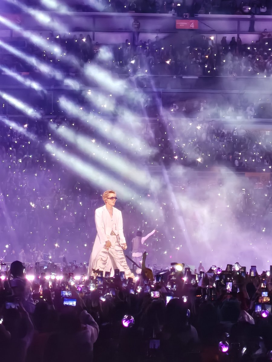 sowoozooaes's tweet photo. YES I TOOK THESE FUCKING PICS OF VHOPE IN BOGOTÁ TONIGHT OHMYGODD https://t.co/p9bKw1Ituo