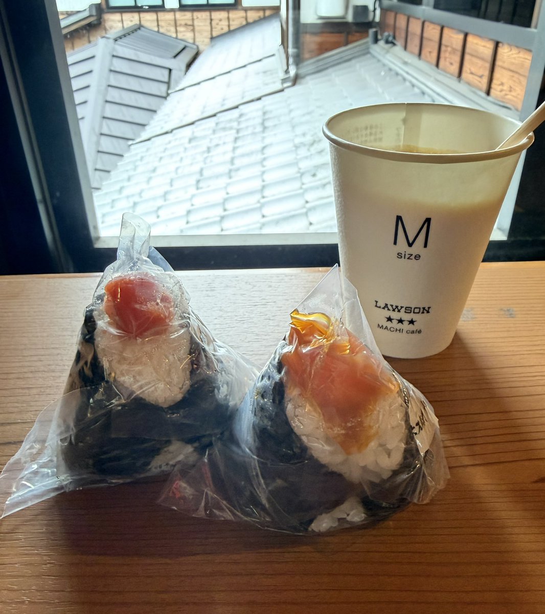 YOU79454656's tweet photo. 昨日の休憩ご飯😋
明太子と大好きな卵黄のおむすび🍙
#魚商
#六左衛門 https://t.co/a6QXvmmxFz
