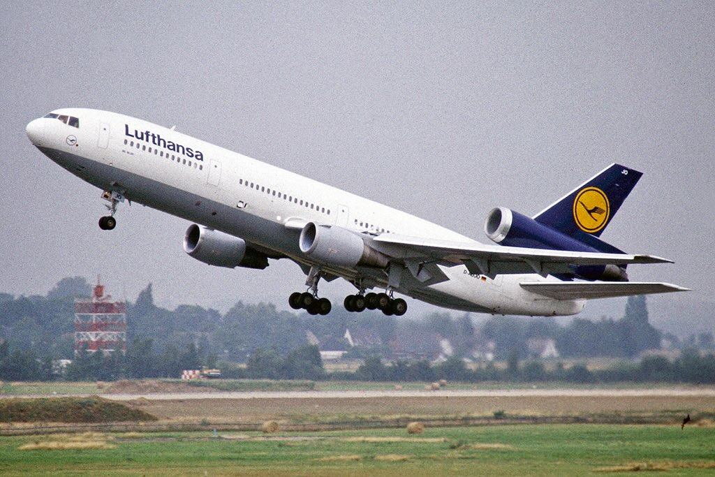 SimoneO70707107's tweet photo. Lufthansa McDonnell Douglas DC-10-30 taking off from Düsseldorf Airport in 1990. https://t.co/Njv0AciGAY