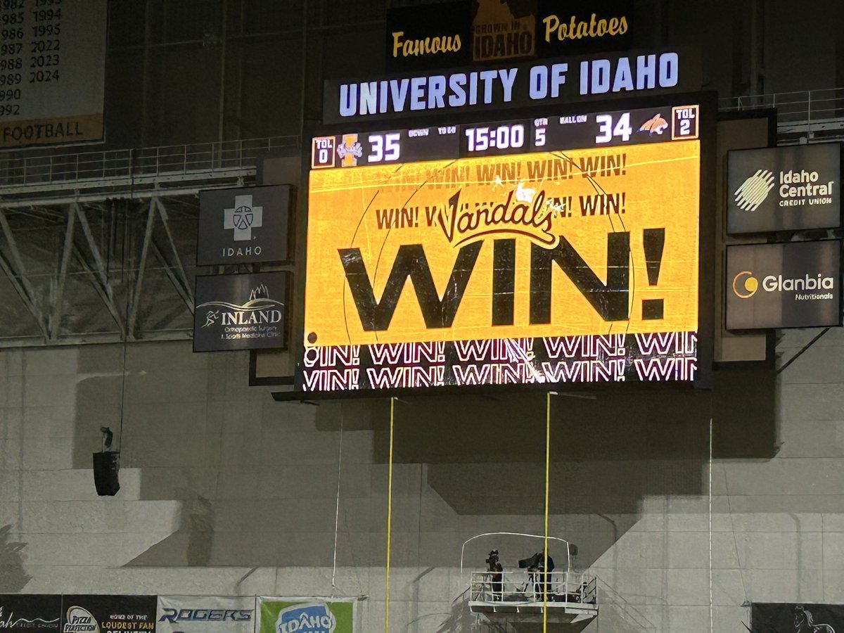 DJW2028's tweet photo. Had a great time at the U of I game tonight!! Vandals had a great game and the win against defending champs MSU Bobcats! I loved the vibes and atmosphere https://t.co/zpvs1SuY7F