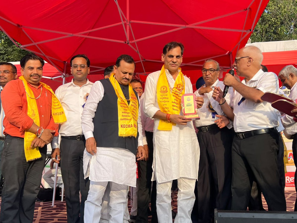 Mukund_0221's tweet photo. कानपुर इलेक्ट्रिक कॉन्ट्रैक्टर्स एवं मर्चेंट एसोसिएशन की तरफ से आयोजित कार्यक्रम में कानपुर उद्योग व्यापार मंडल उत्तर के सम्मानित पधाधिकारीयो साथ ��म्मिलित होकर अपनी शुभकामनाएं प्रेषित की! https://t.co/3aLPKEhpG0