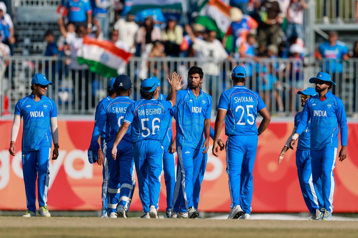 cricnuances's tweet photo. Pak are 39 for 2 in the powerplay after India scalped two back to back wickets https://t.co/TCzObLPfUj