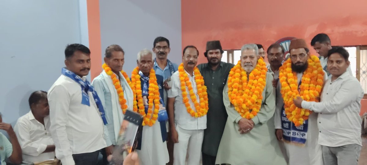 Anilkumar428260's tweet photo. मासिक बैठक 
बसपा 261 इलाहाबाद पश्चिम विधानसभा की मासिक बैठक 2 अक्टूबर 2026 को बौद्ध विहार, पंतरवा, बमरौली, प्रयागराज में सफलतापूर्वक संपन्न हुई।

बैठक में मुख्य अतिथि के रूप में मा० राजू गौतम जी (मुख्य मण्डल प्रभारी, प्रयागराज मण्डल), मा० अतुल कुमार टीटू जी (मुख्य मण्डल प्रभारी, प्रयागराज मण्डल) एवं मा० चौधरी सईद अहमद जी (महानगर अध्यक्ष, प्रयागराज) की गरिमामयी उपस्थिति रही।

इस अवसर पर AIMIM के वरिष्ठ नेता मा० मोहिबुल हक साहब ने अपने कई साथियों के साथ बहुजन समाज पार्टी की सदस्यता ग्रहण की। उन्हें बहुजन समाज पार्टी में शामिल कराने में वरिष्ठ नेता मा० मोहम्मद वैस साहब की महत्वपूर्ण भूमिका रही।

वहीं, समाजवादी पार्टी छोड़कर श्री शिव लाल यादव जी ने भी बहुजन समाज पार्टी की सदस्यता ग्रहण की।

बैठक की अध्यक्षता विधानसभा प्रभारी श्री तिलकराज बौद्ध जी ने की। बैठक में विधानसभा अध्यक्ष श्री राजेश कुमार चौधरी जी के साथ विधानसभा कमेटी, सेक्टर अध्यक्ष एवं महासचिव, पूर्व पदाधिकारी, कार्यकर्ता, समर्थक एवं पार्टी के अनेक शुभचिंतक उपस्थित रहे।

मान्यवर कांशीराम जी की पुण्यतिथि पर श्रद्धांजलि

बैठक में मुख्य अतिथियों ने बहनजी के निर्देशानुसार हर वर्ष की भांति इस वर्ष भी बहुजन समाज पार्टी के संस्थापक, मान्यवर श्री कांशीराम जी की पुण्यतिथि के अवसर पर 9 अक्टूबर 2026 को मान्यवर श्री कांशीराम जी स्मारक स्थल, VIP रोड, लखनऊ में आयोजित श्रद्धांजलि कार्यक्रम में अधिक से अधिक संख्या में पहुंचकर श्रद्धांजलि अर्पित करने का आह्वान किया।

बैठक में पार्टी कार्यकर्ताओं से संगठन को मजबूत करने और आगामी विधानसभा चुनाव के लिए पूरी मेहनत के साथ जुटने का आह्वान करते हुए 2027 में बहुजन समाज पार्टी की पांचवीं बार सरकार बनाने तथा आदरणीय बहन कुमारी मायावती जी को उत्तर प्रदेश का मुख्यमंत्री बनाने के लक्ष्य के लिए कार्य करने का संदेश दिया गया।
मिशन 2027
💙💙जयभीम 💙💙
🐘🐘जय बसपा 🐘🐘
अनिल कुमार एडवोकेट 
हाईकोर्ट इलाहाबाद