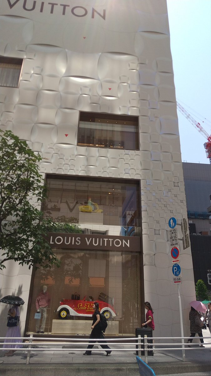 starlight_A24's tweet photo. いつもは表参道だけど今日は銀座‼️

全身ルイ・ヴィトンのイケオジ見かけたら気軽に声かけてね😎👍

#LouisVuitton #ルイ・ヴィトン #銀座 https://t.co/BpL81lKAvf