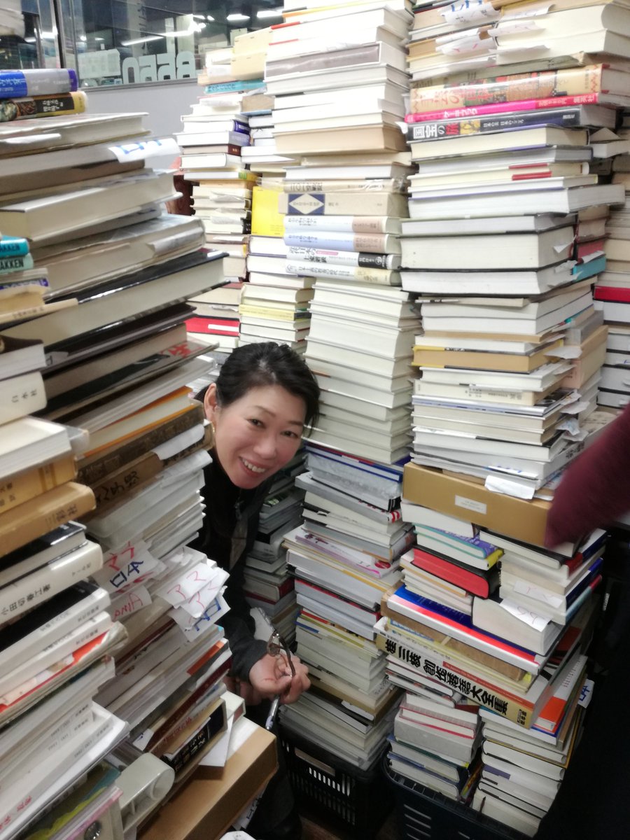 sumida01's tweet photo. 古本屋のスタッフを募集しています。週３日。本に埋もれて、本の山と格闘する仕事です。こんな仕事をしています。（写真１）本の山を整理して、（写真２）本に埋もれて値付けやデータ登録をし、（写真３）縛って業者の市場に出したり、（写真４）店の棚に並べたりします。
https://t.co/SSJHl7E2ON https://t.co/klHnxzrCre