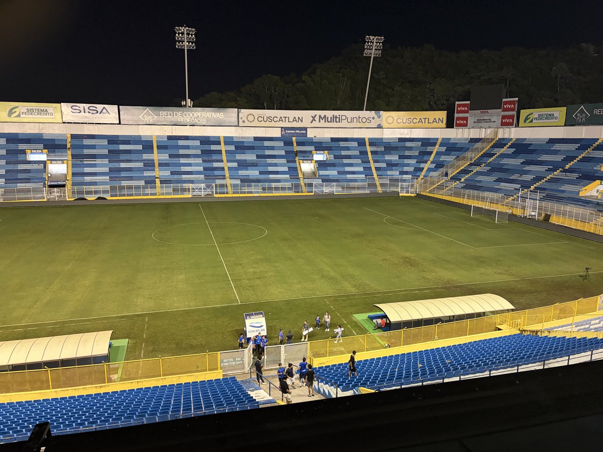 cvillaltasv's tweet photo. Noche de viernes. https://t.co/iwIaUlMkT1