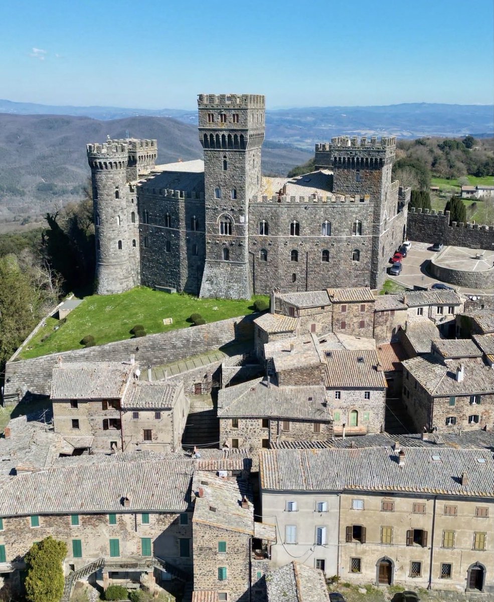 MohoEarth's tweet photo. 🏰 Ci sono luoghi in cui una fiaba sembra prendere forma. Torre Alfina è uno di questi.

A circa 600 metri d’altitudine, nell’Alto Lazio, vicino ai confini con Umbria e Toscana, il suo castello domina il borgo con torri merlate e scure pietre di basalto.

La sua storia attraversa i secoli: dalle origini medievali al dominio della famiglia Monaldeschi, fino alla trasformazione di fine Ottocento voluta dal marchese Cahen, che gli donò il suggestivo aspetto neogotico.

Ai suoi piedi, la meraviglia continua nel Bosco del Sasseto: alberi secolari, tronchi ritorti e grandi massi ricoperti di muschio compongono un paesaggio che gli è valso il soprannome di “Bosco di Biancaneve”. 🌿

Un castello e una foresta, a pochi passi l’uno dall’altra: due buoni motivi per lasciarsi incuriosire da questo angolo d’Italia.

📍 Torre Alfina, frazione di Acquapendente (VT). 🇮🇹