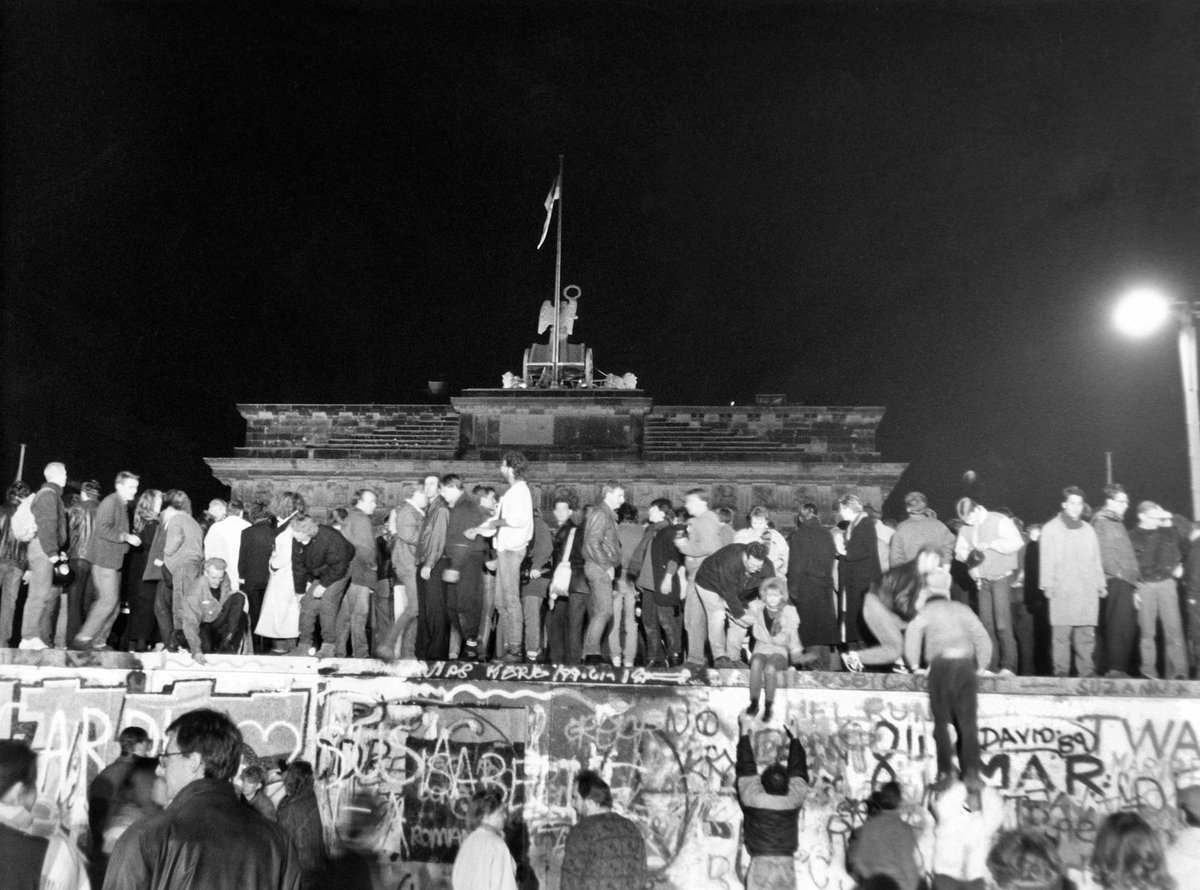 GermanyinIndia's tweet photo. Democracy, sovereignty and national unity cannot be taken for granted. For 45 years, Germany was divided, a division symbolised by the Berlin Wall. In 1990, 36 years ago, Germany reunified peacefully. What an opportunity to be grateful and to celebrate! https://t.co/zMi0TxupE9