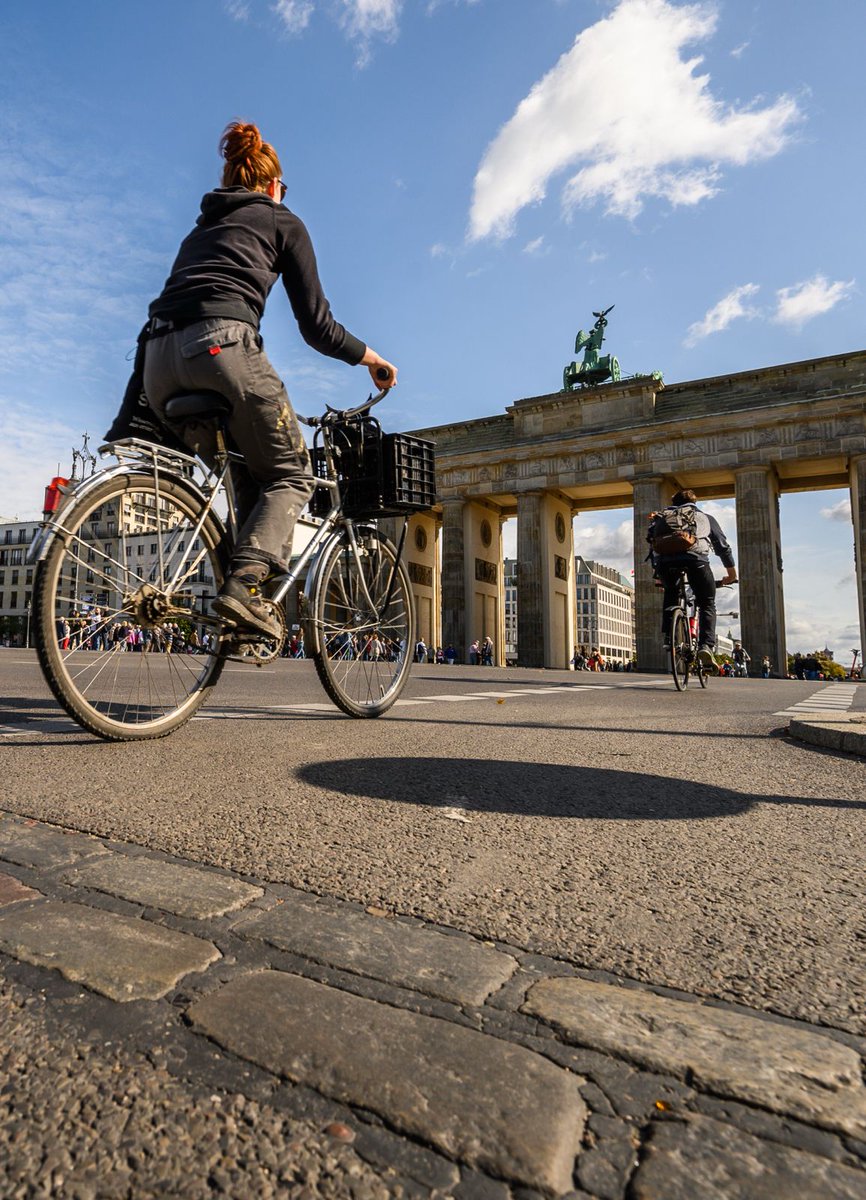 GermanyinIndia's tweet photo. Democracy, sovereignty and national unity cannot be taken for granted. For 45 years, Germany was divided, a division symbolised by the Berlin Wall. In 1990, 36 years ago, Germany reunified peacefully. What an opportunity to be grateful and to celebrate! https://t.co/zMi0TxupE9