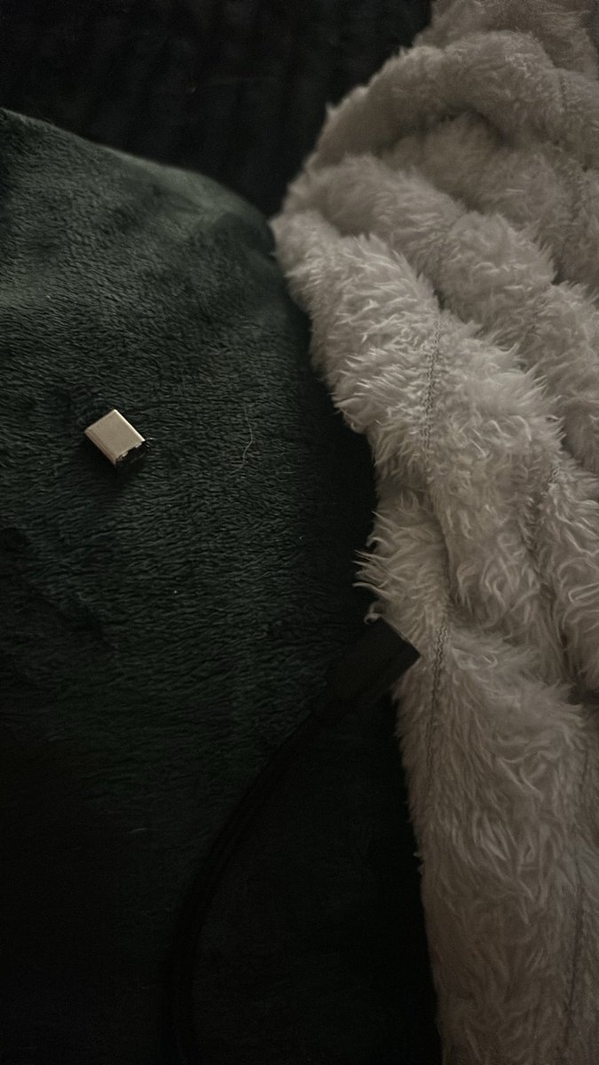 rawrapxll's tweet photo. Man can i just use a cooling pad https://t.co/AkwbLm7Ew1