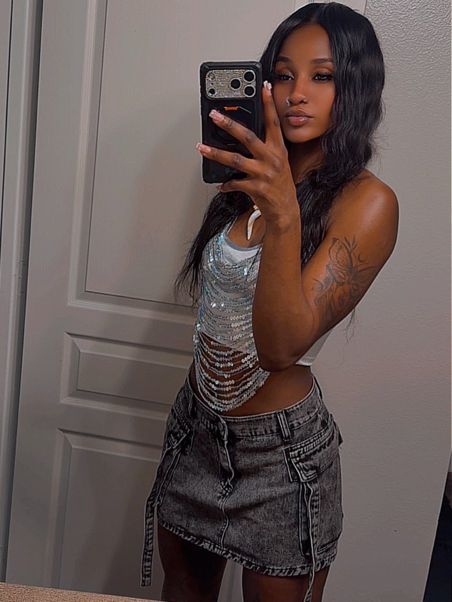zama869's tweet photo. It’s a Friday but watch me blink and it’s Monday. Imma just stay up without blinking 😁🥂💋. https://t.co/lxCgryXgi8