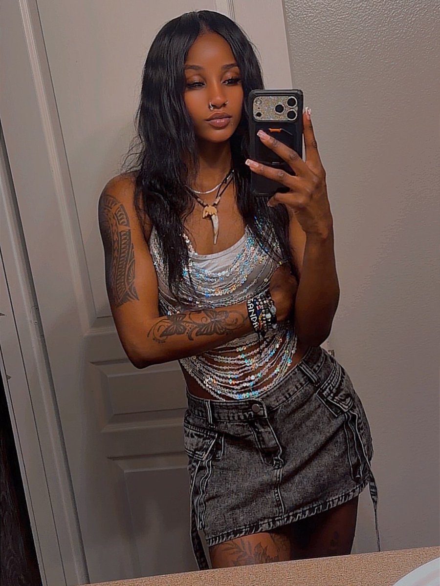 zama869's tweet photo. It’s a Friday but watch me blink and it’s Monday. Imma just stay up without blinking 😁🥂💋. https://t.co/lxCgryXgi8