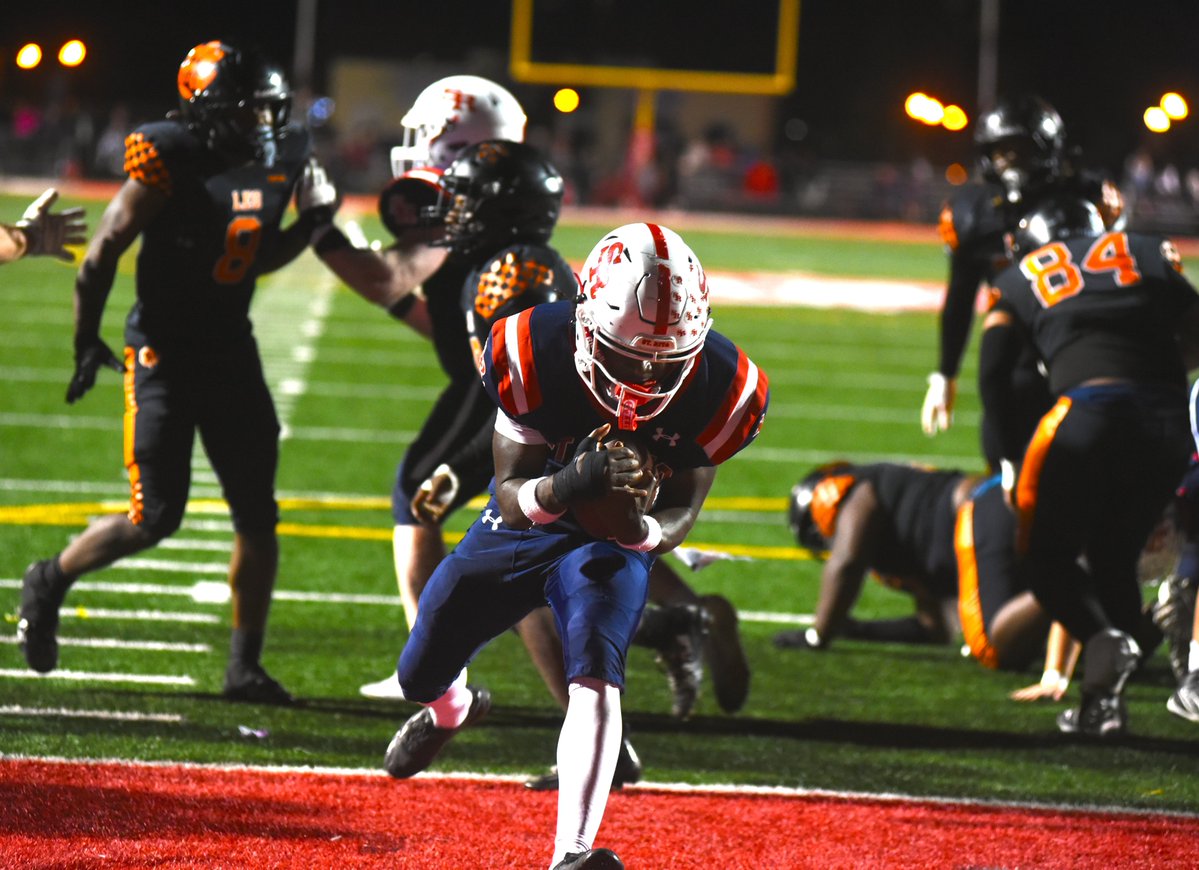 Tim_OBrien10's tweet photo. St Rita 42 Leo 20 FINAL
Doniven Campbell 209 rush yds/4 TD, John Fennell 114 pass yds/2 TD, Vinny Stubitsch and TJ Burgos receiving TD each, Jimmy Sheehan INT for St Rita (4-3) in CCL crossover at SXU. Full story, more photos in this week's @BevRevNews!

https://t.co/muVv3jCqxz https://t.co/4lJkeSY4VG