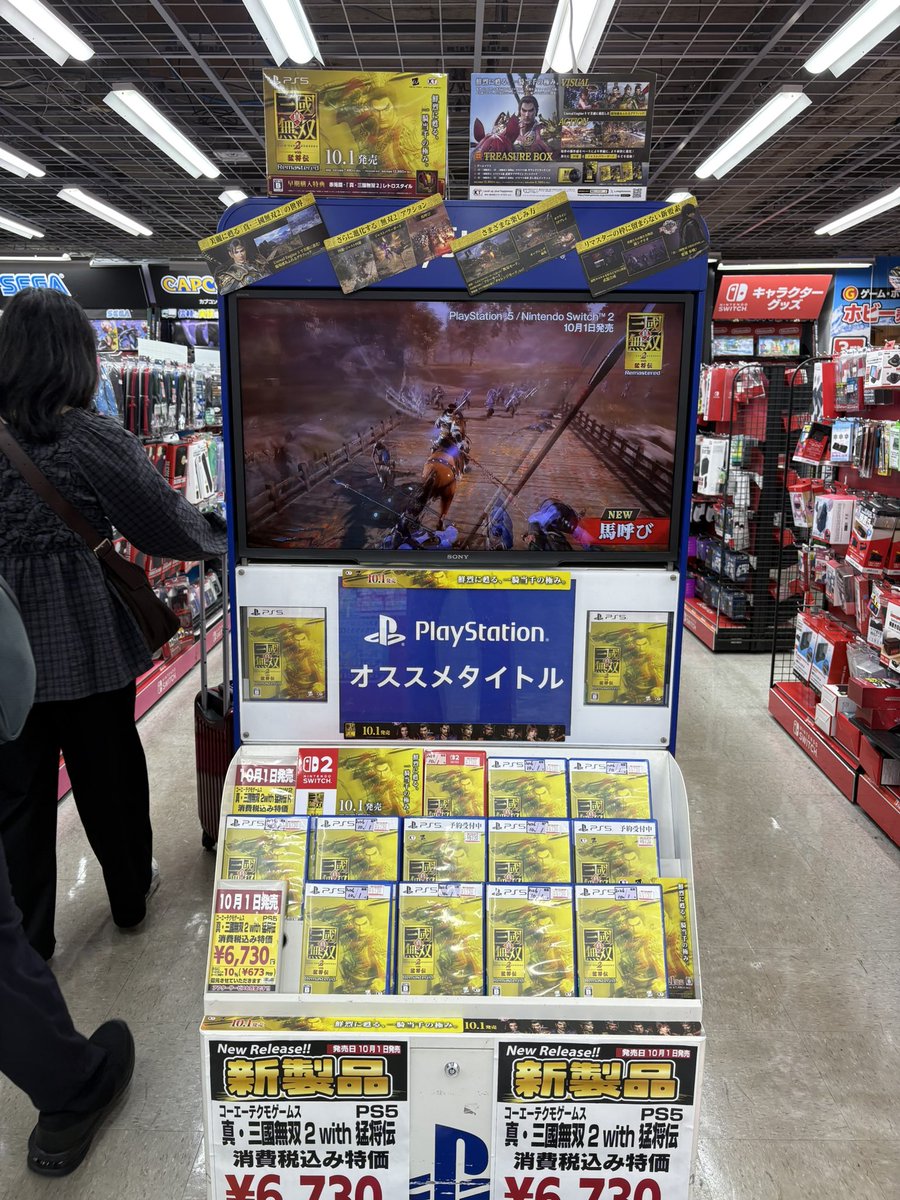 koeilau's tweet photo. 毎度恒例、発売後の新宿西口ヨドバシカメラ巡り。専用エリアもご用意いただき、嬉しい限りです。

手に取ってくださっているお客様の姿も見ることができて、来てよかった……もとい作ってよかったです(^-^)

原作は国内のみで100万本を突破していた訳ですが……本作は本作なりに一人でも多くの方に楽しんでいただけますように！
#三無双2R