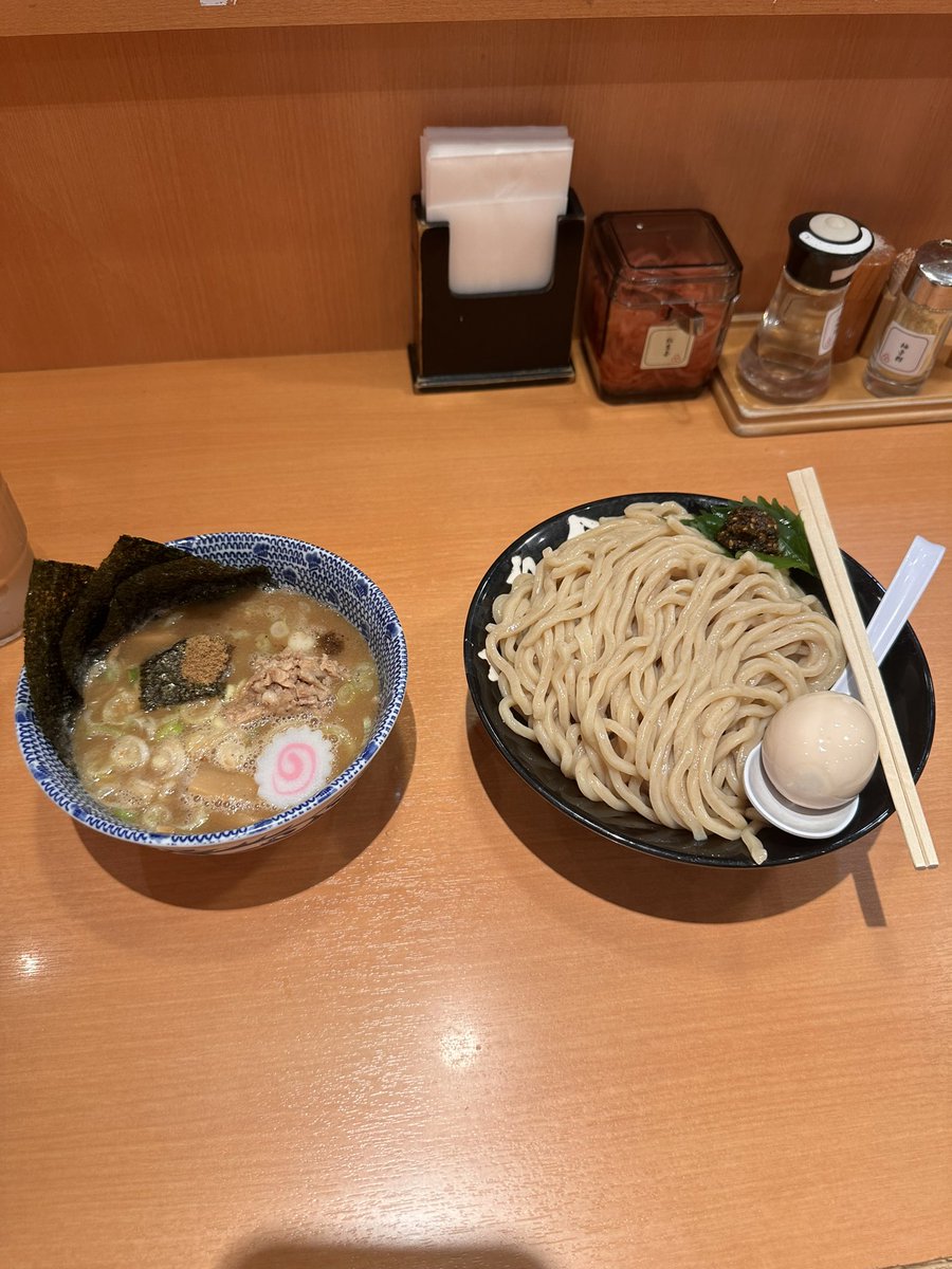 kazuhideeeeee's tweet photo. 前から来たかった『六厘舎』さん🍜

東京駅のラーメンストリートにやってきました🍜

太麺に絡みつく濃厚魚介のスープが絶妙でした🍜

またお邪魔させていただきます🍜

#つけ麺   #つけ麺大好き #つけ麺好き　#ラーメンストリート　#六厘舎 https://t.co/CKYLLum8ao