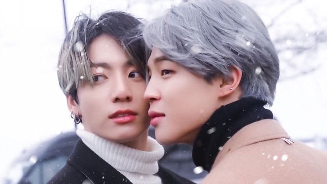 jacob7166's tweet photo. 💛訂閱限定，國旻同人《追逐》更新💜
🍄：
今天我過週年紀念，田智旻也一起週年慶🌙☀️
其實寫好就上文了，但今晚的週年慶祝活動是懷念金曲串燒，我跟溫昂忙著放歌加上發演唱會飯拍，現在才上來公告🤣
—
🌙摘錄☀️
智旻看著搖曳的燭火，其實心裡一點想法都沒有，但他還是閉上眼，假裝許了一個願望然後將蠟燭吹滅。

現場爆出喝采，號錫抱著他，莫名眼淚就流下來，哭著用韓語說：「你要開心、要快樂！」
—
雷CP雷國旻煩請自行避雷。
🍄友善提醒：
純粹腦補，閱者勿上升現實真人，未成年請繞道，禁止轉載及其他平台上傳。

附圖：背景是雪國篇，就放個冬日跟一起看初雪的國旻吧！