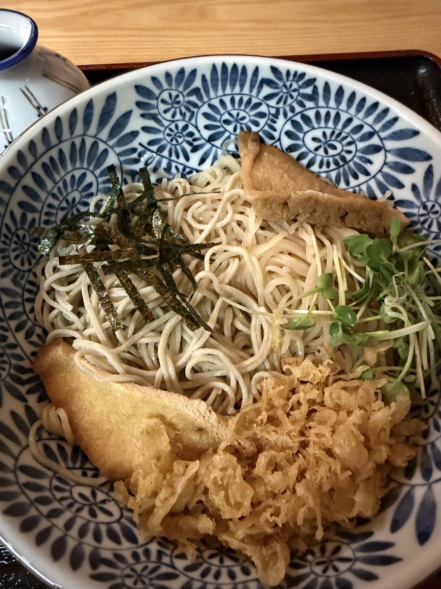 c_geru's tweet photo. 今日のお昼は連れが風邪ひいて、ひとりで神田錦町更科へ。冷やしミックスを二色で。今日はじゃばら切り。苦味も酸味もあまりなく食べやすい。子連れの大家族がわいわいと蕎麦を食べていた。ごちそうさまでした。 https://t.co/vk3PTDlQot