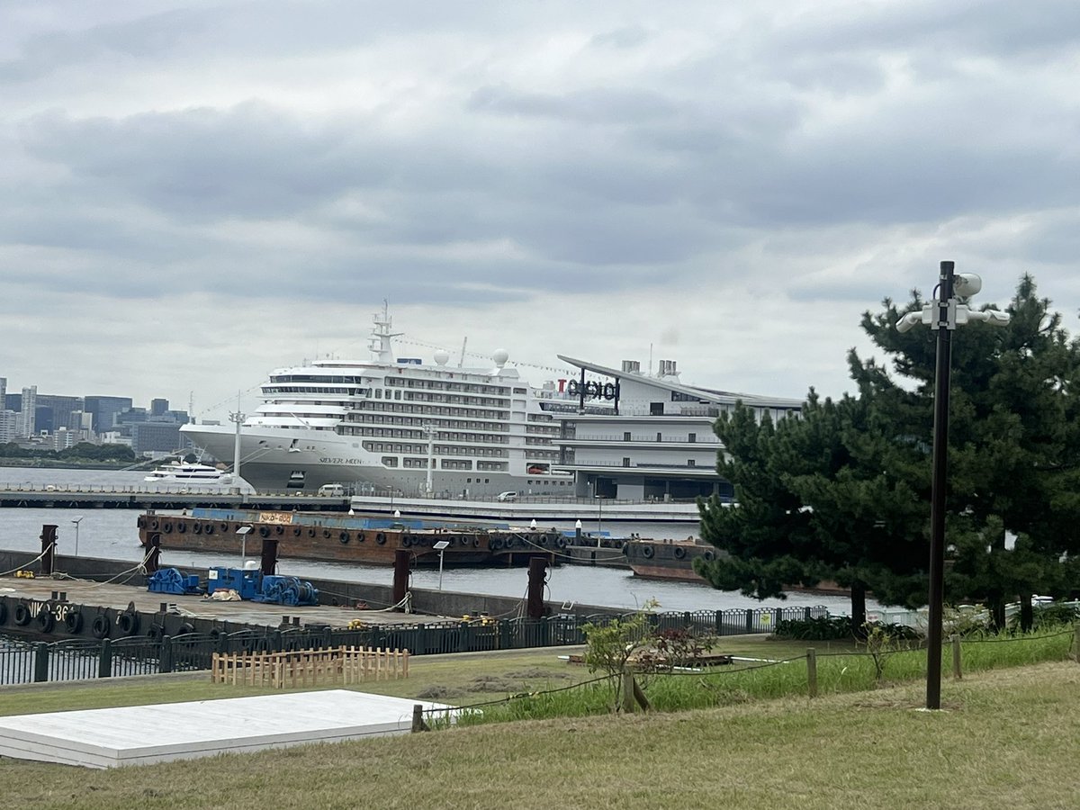 tetsuG1016's tweet photo. #SILVER_MOON
#シルバームーン
#CRUISE
#クルーズ
#満船飾
#青海南ふ頭公園 https://t.co/xSNgRI75da