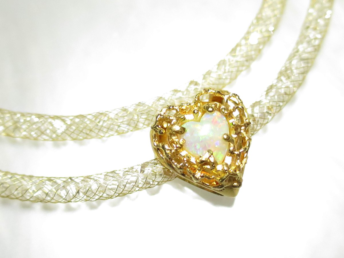 kiyono_87's tweet photo. 10月の誕生石オパール✨

石が揺れて、360°回転する作りの「ハピアピンキーリング💍」

なぜ360°回転するように作ったのか！？
天然石を変えるセミオーダーの詳細など、オンラインストアへ
👇

【プレジール　ジュエリー】検索🔎で見てくれると嬉しいです😊

#ハピアピンキーリング #オパール https://t.co/wOGnYYLoU9