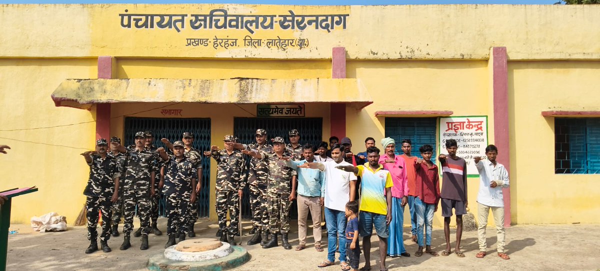 35bnSsb's tweet photo. 35 बटालियन सशस्त्र सीमा बाल, चतरा की  “एफ ” समवाय सेरांदाग (लातेहार) ने गांधी जयंती के अवसर पर ग्रामीणों के साथ मिलकर स्वच्छता शपथ ली जिसमें  प्रतिवर्ष 100 घंटे या प्रति सप्ताह 02 घंटे साफ सफाई करने का संकल्प लिया और पौधरोपण किया। इसके बाद सभी जवानों ने स्वच्छता  अभियान चलाया। https://t.co/Q7RHNtLHfO