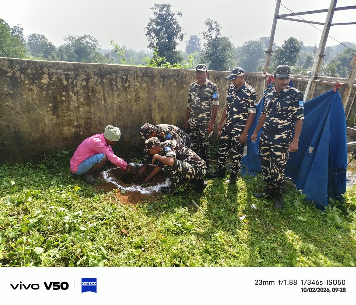 35bnSsb's tweet photo. 35 बटालियन सशस्त्र सीमा बाल, चतरा की  “एफ ” समवाय सेरांदाग (लातेहार) ने गांधी जयंती के अवसर पर ग्रामीणों के साथ मिलकर स्वच्छता शपथ ली जिसमें  प्रतिवर्ष 100 घंटे या प्रति सप्ताह 02 घंटे साफ सफाई करने का संकल्प लिया और पौधरोपण किया। इसके बाद सभी जवानों ने स्वच्छता  अभियान चलाया। https://t.co/Q7RHNtLHfO