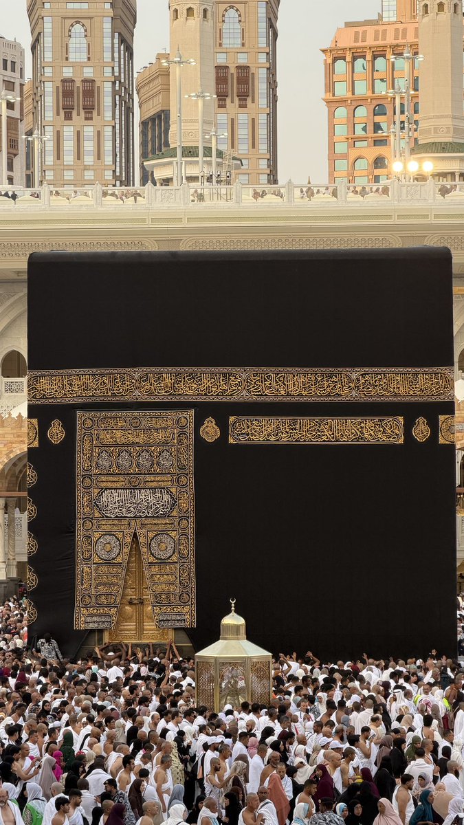 eeiin_1's tweet photo. 🕋🖤 https://t.co/6xcA3D6ejA