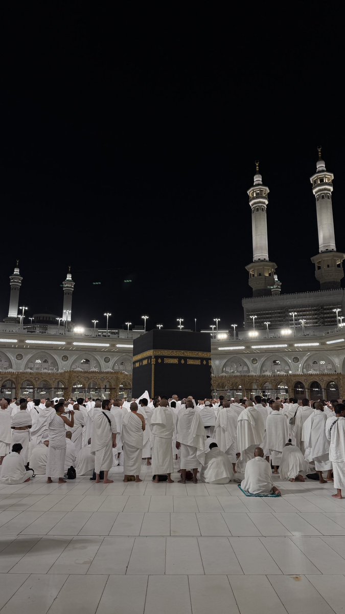 eeiin_1's tweet photo. 🕋🖤 https://t.co/6xcA3D6ejA