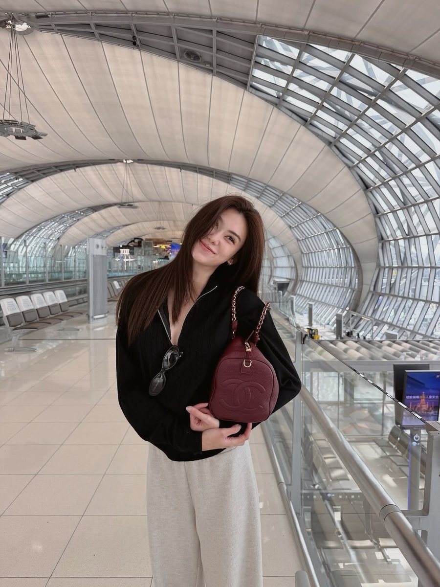 EverydaynewsTH's tweet photo. คนสวยพร้อมบิน พาส่องแอร์พอร์ตลุคของ "ลีน่า-ลลินา" เตรียมบินลัดฟ้าสู่กรุงปารีส ประเทศฝรั่งเศส เพื่อเข้าร่วมชมแฟชั่นโชว์ของ CHANEL​ Spring/Summer 2027 ณ Paris Fashion Week ที่จะจัดขึ้นในวันที่ 5 ตุลาคมนี้ รอติดตามให้กำลังใจลีน่ากันด้วยน้า ✈️✨

#EVERYDAYth #LalinaLena
#CHANELSS27xLenaMiu
#CHANELSpringSummer #CHANEL #PFW