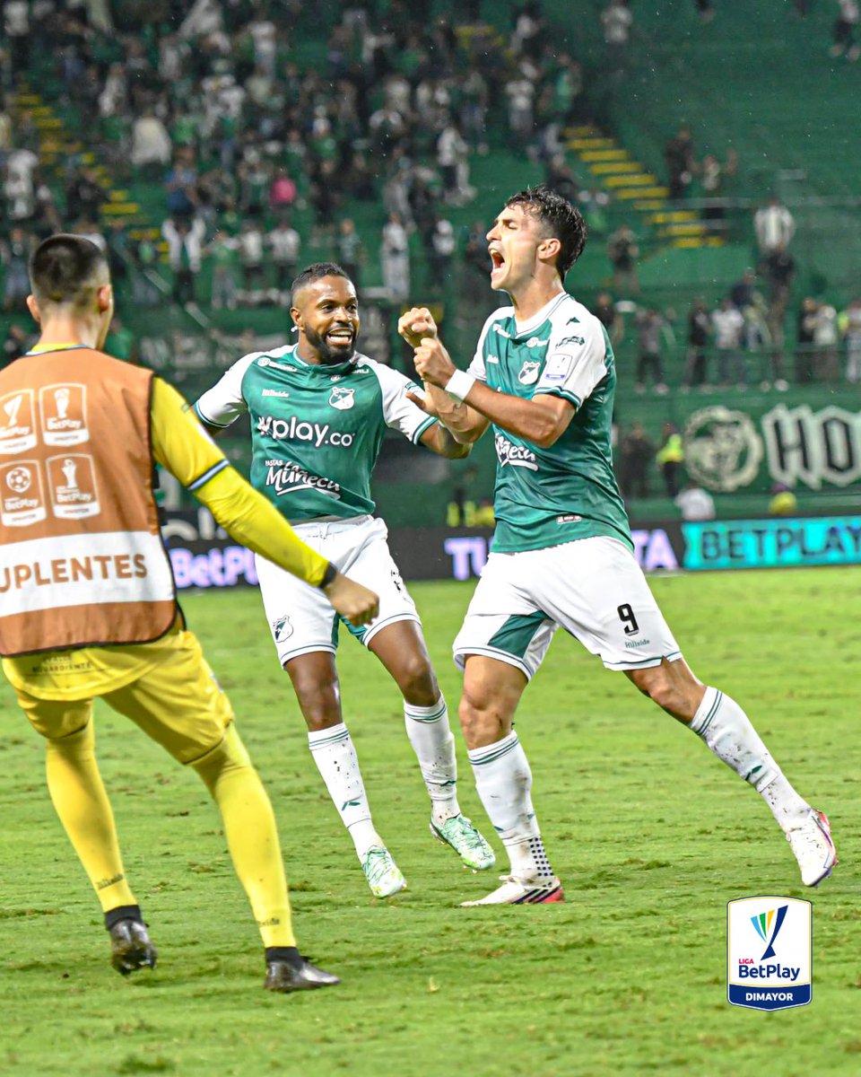 LigaBetPlayD's tweet photo. ¡𝐐𝐔𝐈𝐍𝐓𝐀 𝐕𝐈𝐂𝐓𝐎𝐑𝐈𝐀 𝐂𝐎𝐍𝐒𝐄𝐂𝐔𝐓𝐈𝐕𝐀 𝐃𝐄𝐋 𝐆𝐋𝐎𝐑𝐈𝐎𝐒𝐎! 🟢🔥
El Deportivo Cali se impuso 3-1 ante Alianza con goles de Dinenno, Caldera y Mayoma. ⚽

El equipo de Dudamel sigue encendido, llega a 24 puntos, ubicándose en el segundo lugar de la tabla. 🔥

#LigaBetPlayDimayor #UnaLigaConMásPasión #fpc #futbolcolombiano