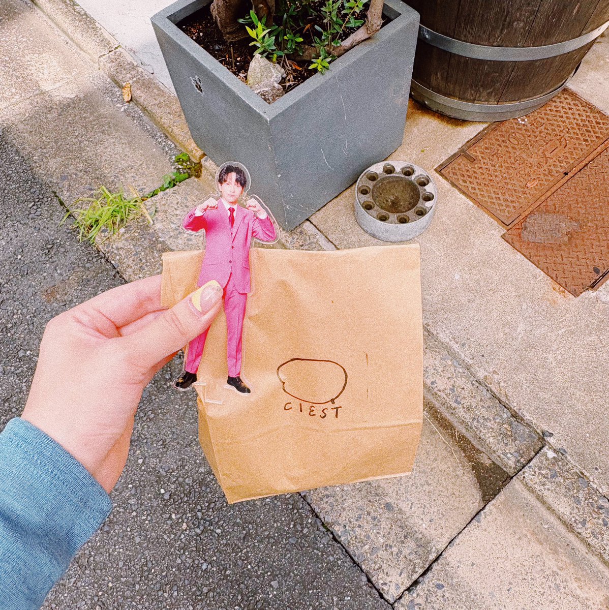683042_'s tweet photo. 📍 𝖢𝖨𝖤𝖲𝖳（チェスト）

店名に運命を感じで仁人くんのアクスタ連れてお出かけ 🛵🥯 #日常垢 https://t.co/mERikdyouS